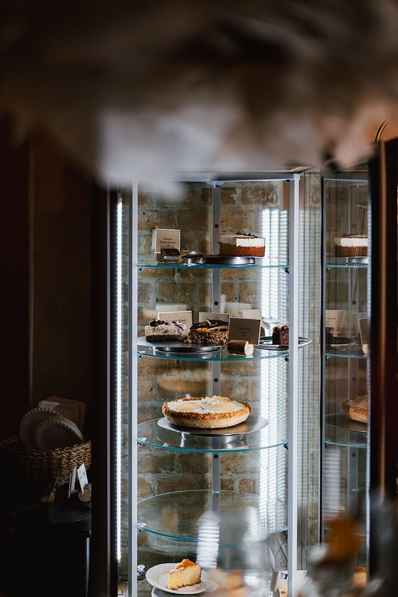 Eine Kuchenvitrine mit leckeren, handgemachten Torten und Kuchen.